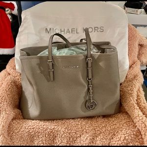 MK Purse and wallet. Including dust bag for storage.